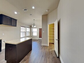 5860 Burgundy Rose Dr in Fort Worth, TX - Foto de edificio - Building Photo