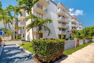 1801 S Treasure Dr in North Bay Village, FL - Building Photo