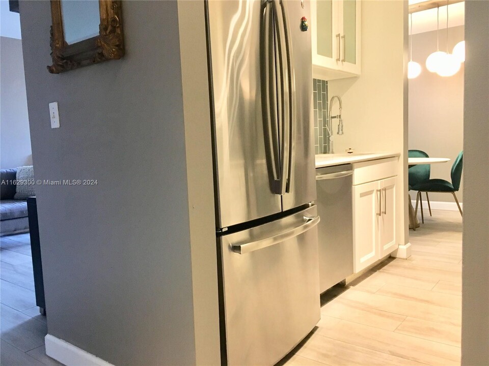 7601 Dickens Ave, Unit 202 in Miami Beach, FL - Building Photo