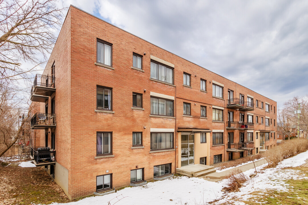 4640 Dupuis Av in Montréal, QC - Building Photo