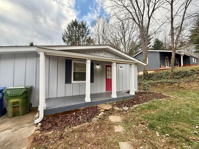 66 Larchmont Rd in Asheville, NC - Building Photo - Building Photo