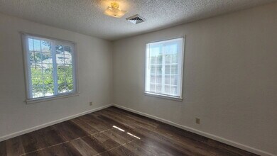 673 W Kenwood St in Roseburg, OR - Building Photo - Building Photo