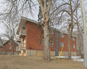 282 Erb St in Waterloo, ON - Building Photo - Building Photo