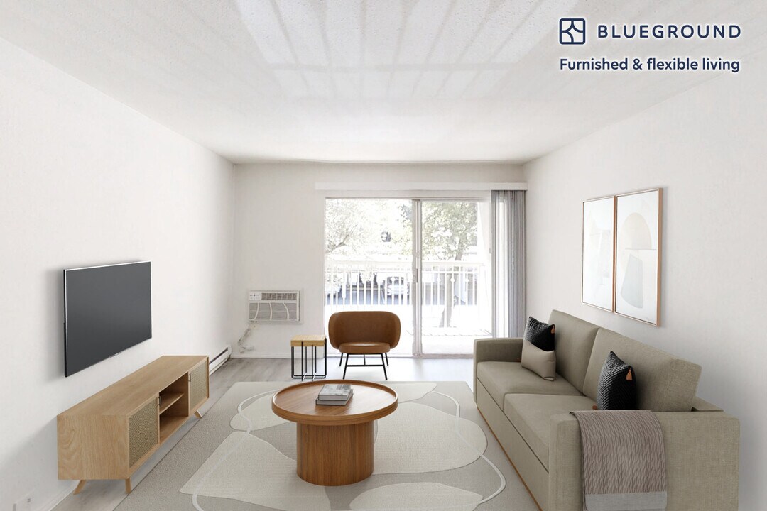 555 W Middlefield Rd in Mountain View, CA - Building Photo