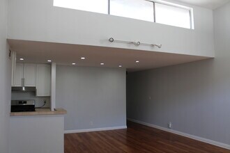 5700 Etiwanda Ave in Tarzana, CA - Foto de edificio - Building Photo