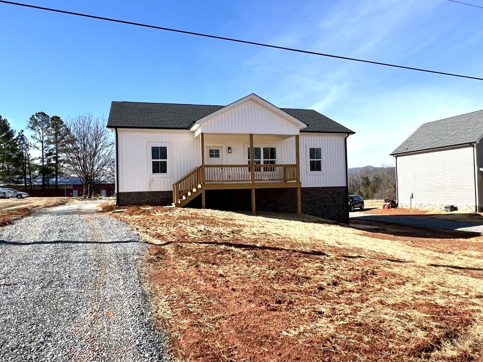 1346 S Coolwell Rd in Madison Heights, VA - Building Photo