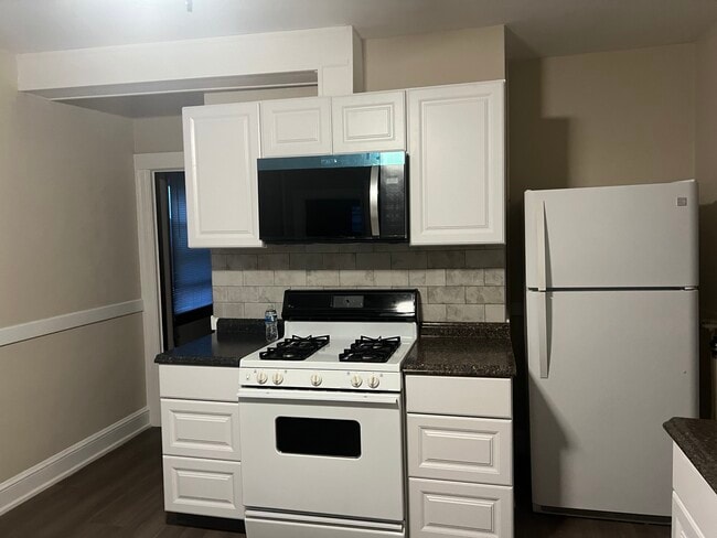 33 Clinton St, Unit 1 floor apartment