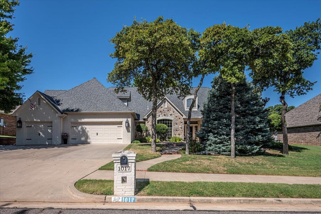1017 Gulmor Rd in Edmond, OK - Foto de edificio