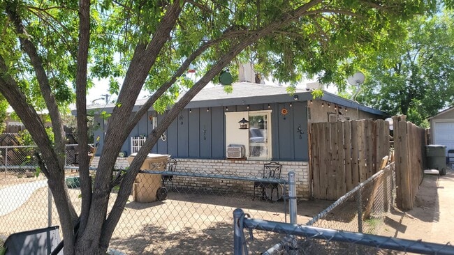 605 El Tejon Ave in Bakersfield, CA - Building Photo - Building Photo