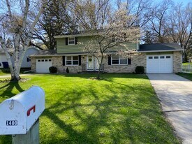 1400 Katers Dr in Green Bay, WI - Building Photo