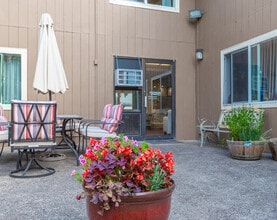 Millwood Manor in Albany, OR - Building Photo - Building Photo