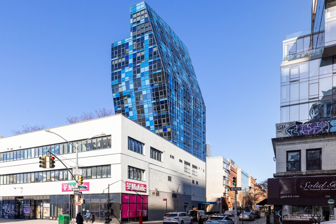 Blue Condominium in New York, NY - Building Photo