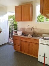 1611 103rd Ave, Unit A beautiful, one bedroomI in Oakland, CA - Building Photo - Building Photo