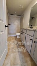 1055 Bayrose Cir in East Point, GA - Foto de edificio - Building Photo