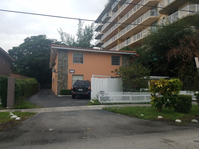 Casa Catalina Apartments in Miami, FL - Foto de edificio - Building Photo