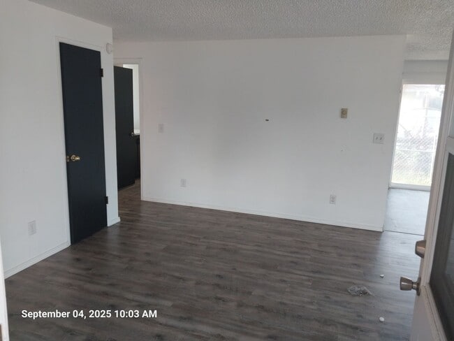 1011 SE Locust St in Dundee, OR - Building Photo - Building Photo