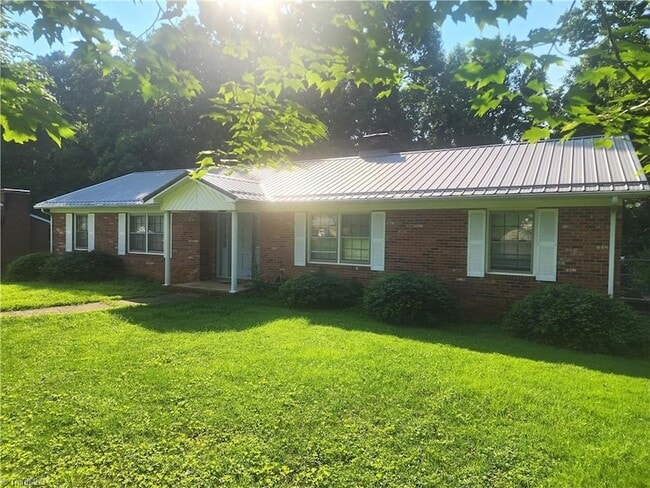 1505 Turfwood Dr in Winston-Salem, NC - Building Photo - Building Photo