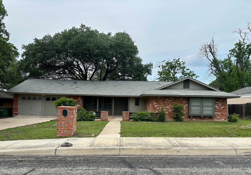 939 Serenade Dr in San Antonio, TX - Building Photo