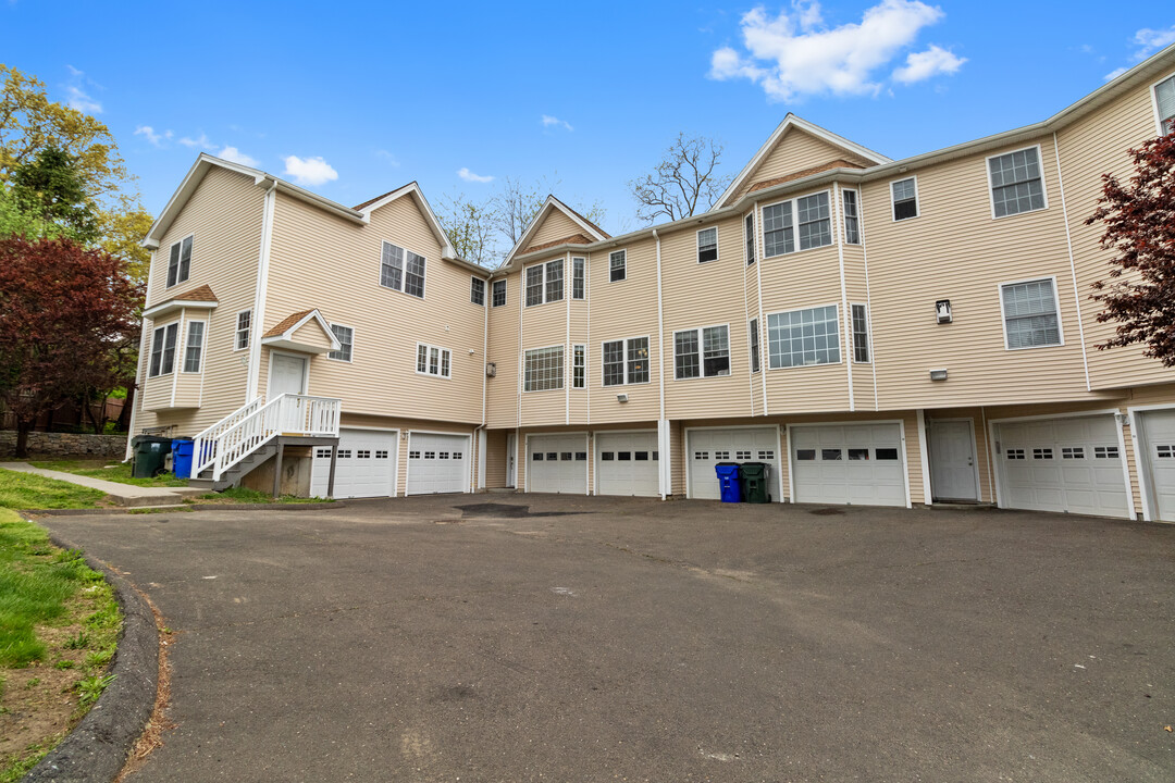 100 Castle Ave, Unit 100 in Fairfield, CT - Building Photo