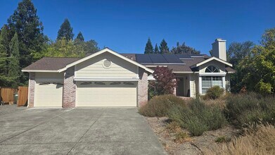 395 Spring Beauty Ct in Windsor, CA - Building Photo - Building Photo