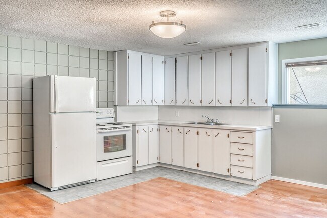 2114-B-2123 23 Ave SW in Calgary, AB - Building Photo - Building Photo