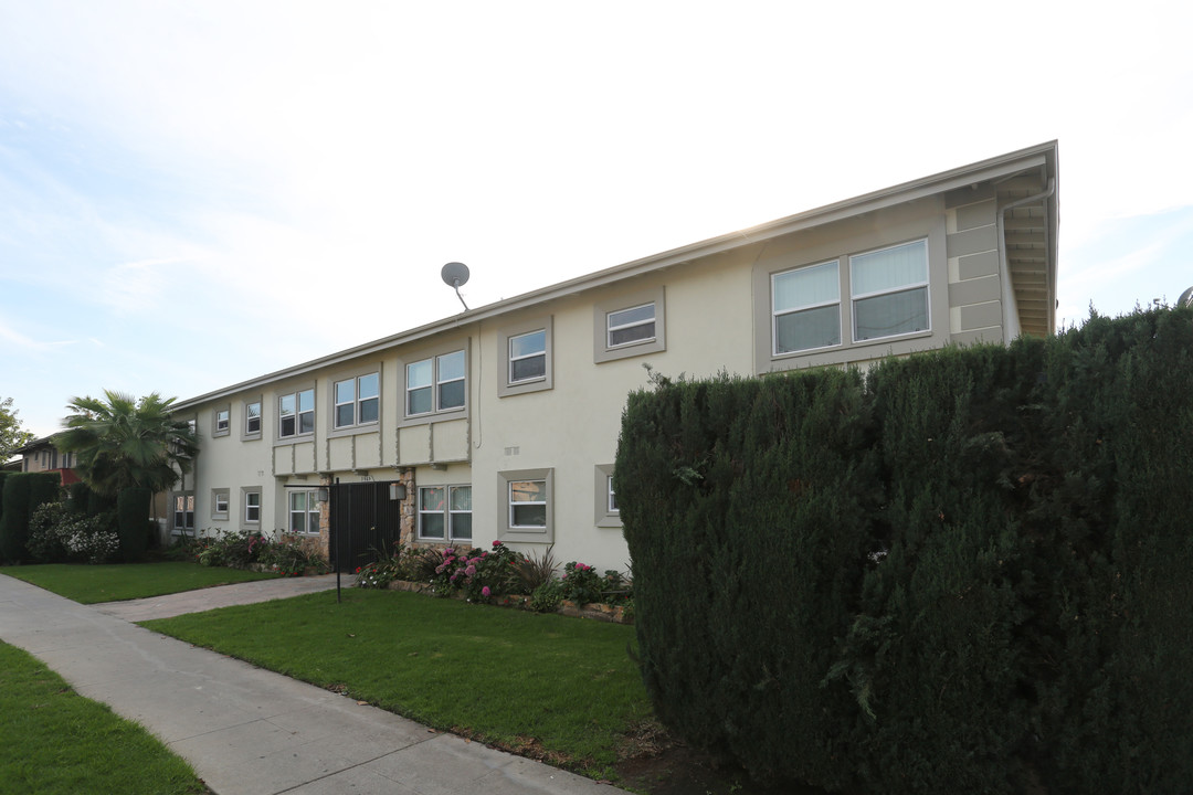 Palms Apartments in Los Angeles, CA - Building Photo