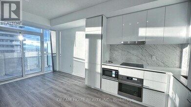 8 Interchange Wy in Vaughan, ON - Building Photo - Building Photo