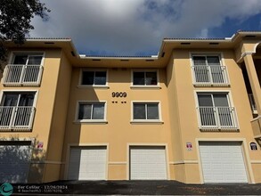 9909 Westwood Dr in Tamarac, FL - Building Photo - Building Photo