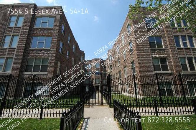 7554 S Essex Ave in Chicago, IL - Building Photo