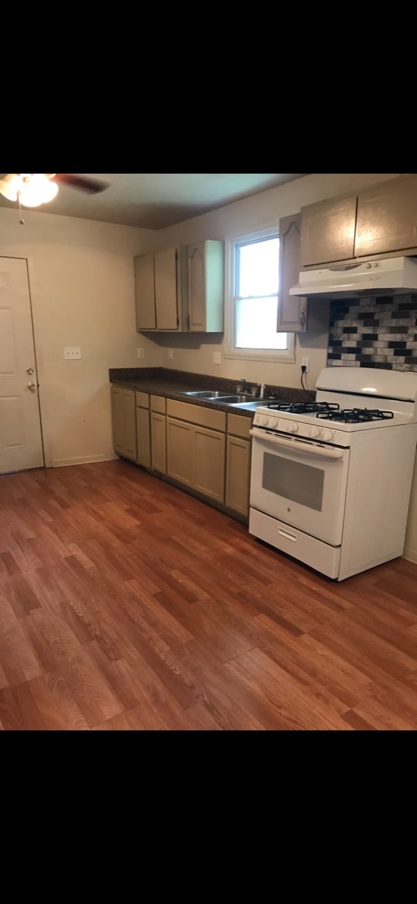 5225 Main St, Unit Apt. A in Eastman, GA - Foto de edificio - Building Photo