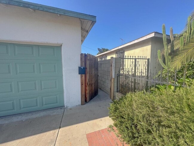 1241 W St Anne Pl in Santa Ana, CA - Building Photo - Building Photo