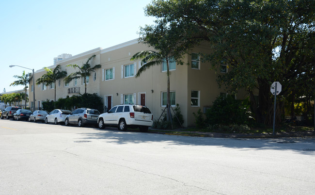 Lottie Apartments in Miami Beach, FL - Building Photo - Building Photo