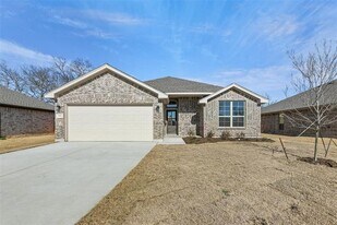 1102 Holly St in Cleburne, TX - Building Photo