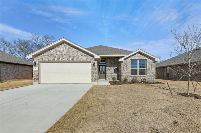 1102 Holly St in Cleburne, TX - Building Photo