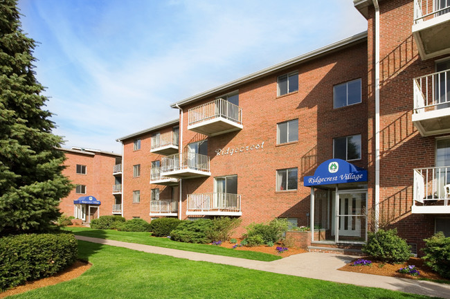 Ridgecrest Village in West Roxbury, MA - Foto de edificio - Building Photo