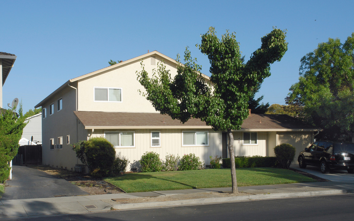 555 Nido Dr in Campbell, CA - Foto de edificio