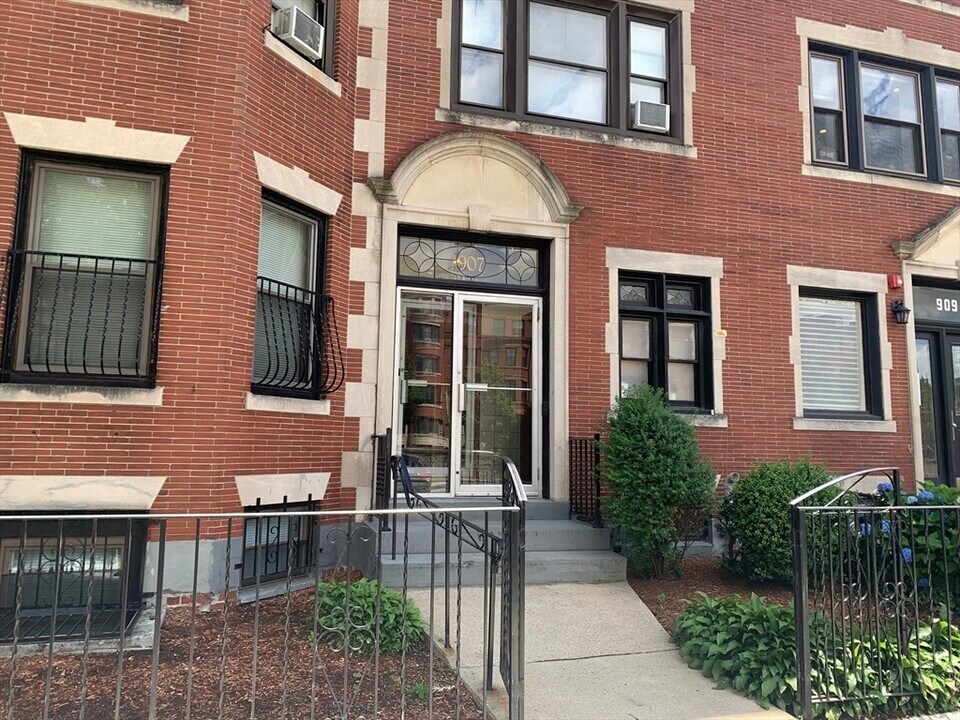 907 Beacon St in Boston, MA - Building Photo