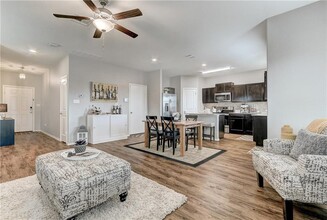 613 Circle Wy in Jarrell, TX - Building Photo - Building Photo