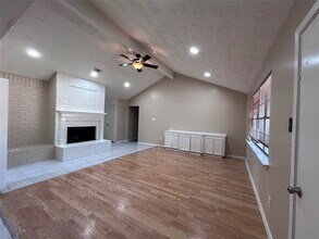 20322 Beigewood Ln in Humble, TX - Foto de edificio - Building Photo