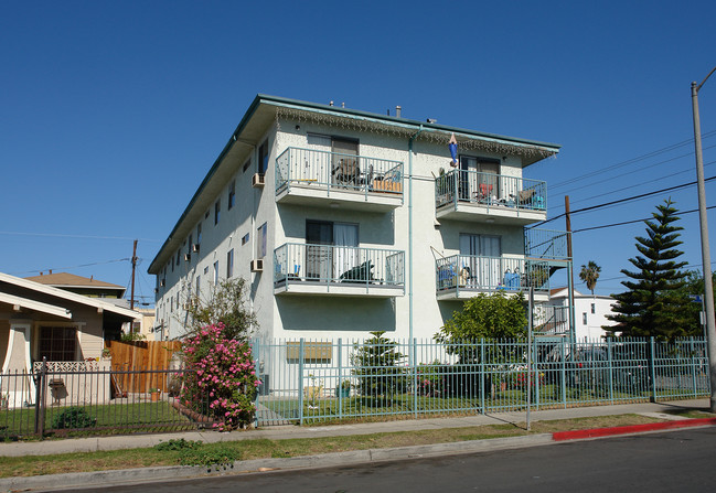 557 N Hobart Blvd in Los Angeles, CA - Foto de edificio - Building Photo