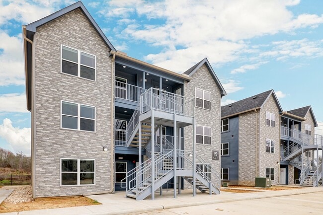 155 Plez Morgan in Montgomery, TX - Foto de edificio - Building Photo