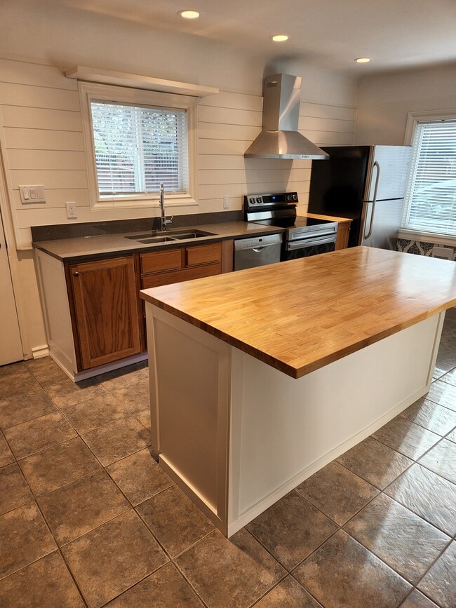 property at 2611 Shelbourne St