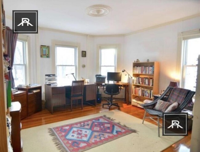 55 Reservoir Rd in Brookline, MA - Foto de edificio - Building Photo