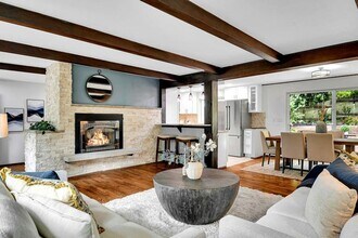 3730 NE 194th St in Lake Forest Park, WA - Building Photo - Building Photo