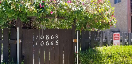 10865 Fruitland Dr, Unit .25 in Studio City, CA - Building Photo - Building Photo