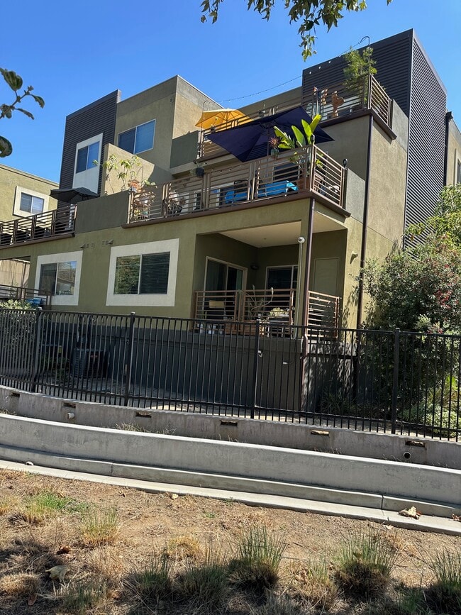 2978 Ripple Pl, Unit 105 in Los Angeles, CA - Foto de edificio - Building Photo