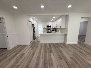 6391 SW 39th St in Miami, FL - Building Photo - Building Photo