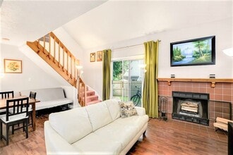 197 Lake St, Unit 15 in Weymouth, MA - Foto de edificio - Building Photo