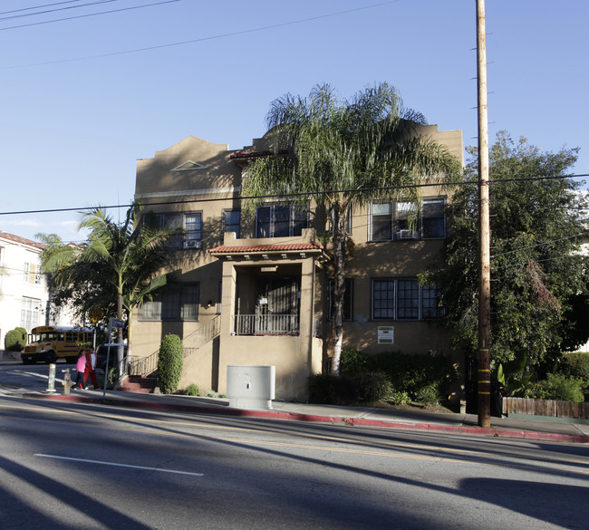 5987 Franklin Ave in Los Angeles, CA - Foto de edificio - Building Photo