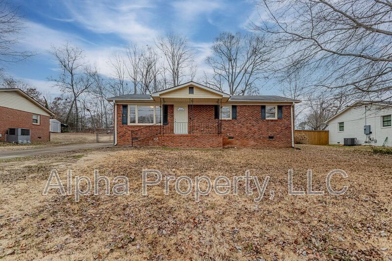 30 Cox St in Travelers Rest, SC - Building Photo